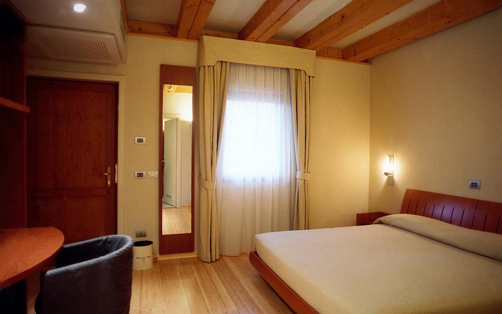 Hotel Della Torre 1850 Ponte San Marco الغرفة الصورة